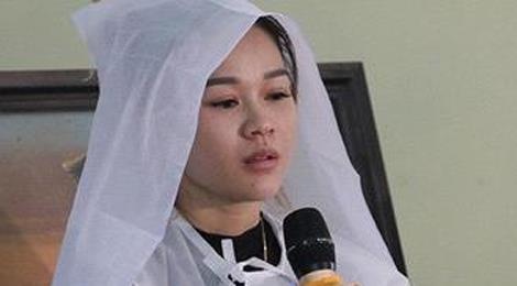 Con gai nghe si Le Binh dang clip cat mong, bop tay cha gay xuc dong hinh anh