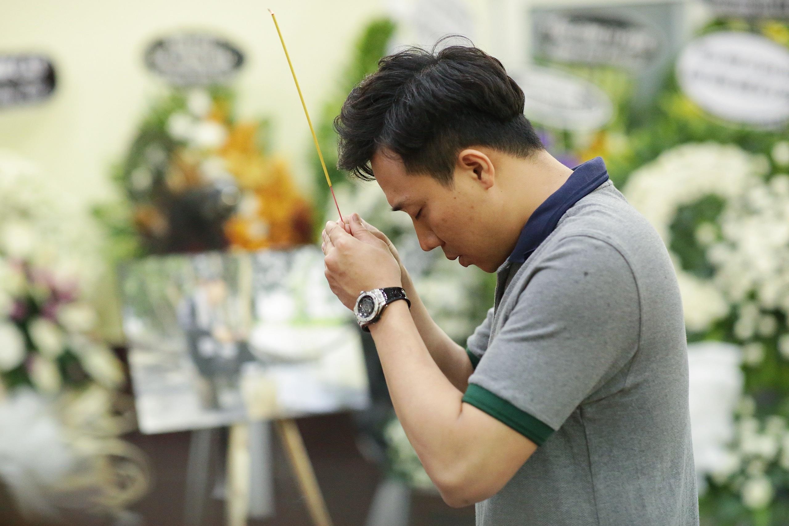 Trấn Thành viếng Lê Bình ảnh 1 Tran Thanh vieng Le Binh anh 1