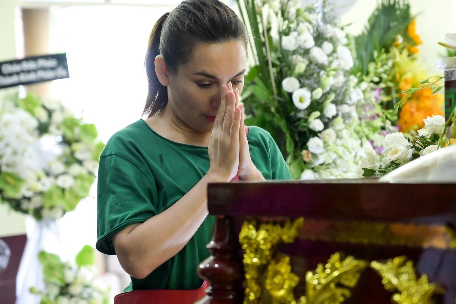 Viet Huong, Phi Nhung den vieng nghe si Le Binh truoc ngay an tang hinh anh