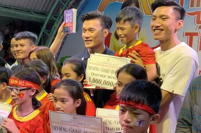 Bui Tien Dung,  Quang Hai tang sach tre em mo coi anh 5