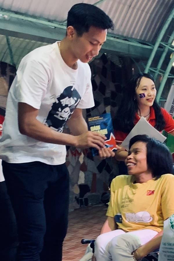 Bui Tien Dung,  Quang Hai tang sach tre em mo coi anh 4