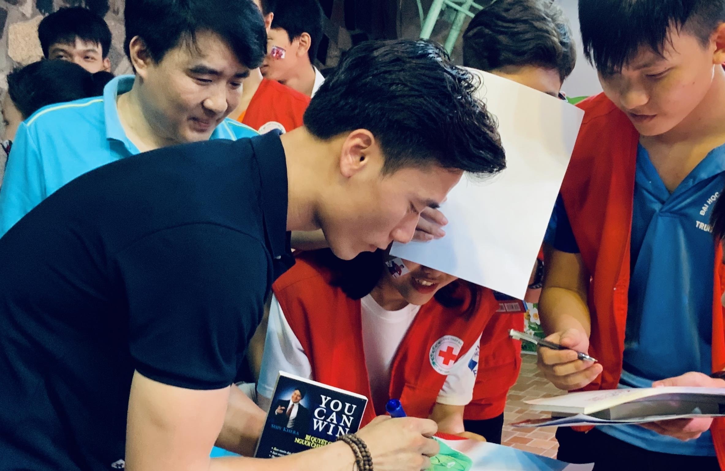 Bui Tien Dung, Quang Hai tang sach cho tre em mo coi, khuyet tat hinh anh