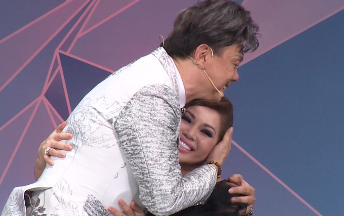 Minh Tuyet bat khoc khi nghe Chi Tai hat tang vo tren truyen hinh hinh anh