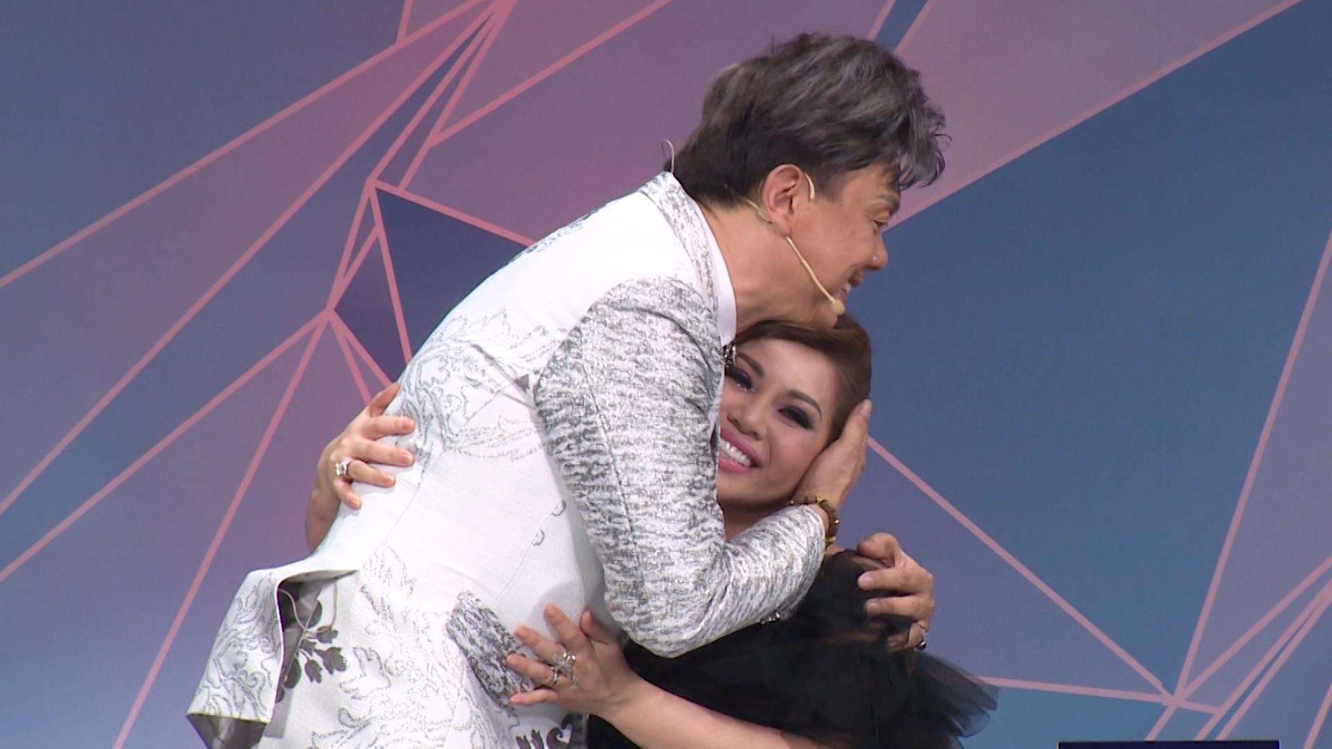 Minh Tuyết khóc khi Chí Tài hát tặng vợ ảnh 2 Minh Tuyet khoc khi Chi Tai hat tang vo anh 2