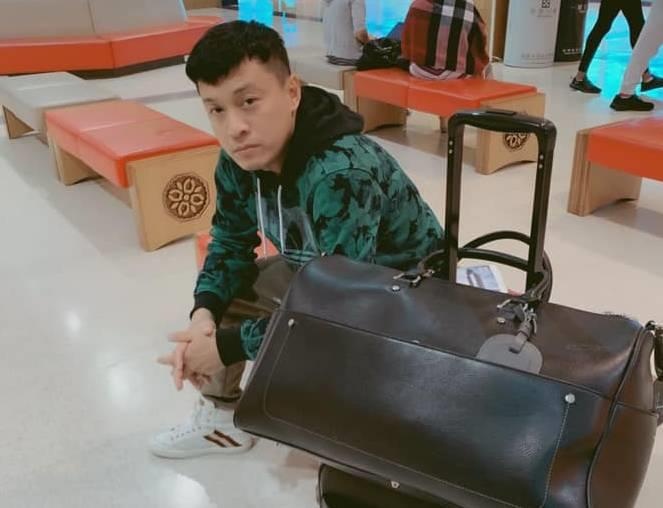 Lam Trường mất giấy tờ,  phải ngủ vạ vật ở sân bay ảnh 2 Lam Truong mat giay to,  phai ngu va vat o san bay anh 2