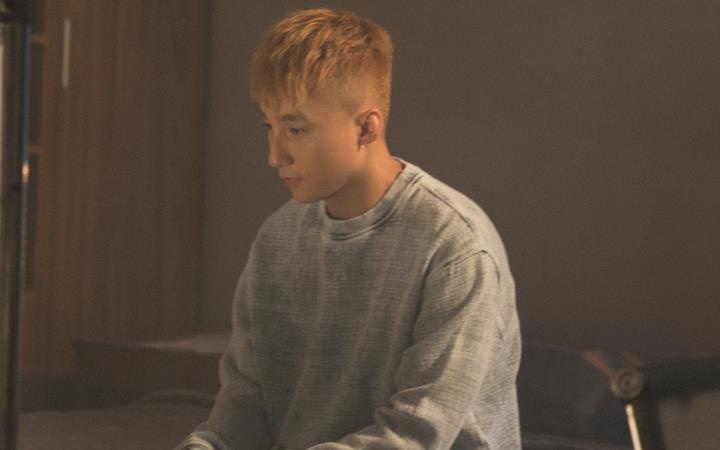 Ro ri anh hau truong, Son Tung M-TP tro lai sau 1 nam im ang? hinh anh