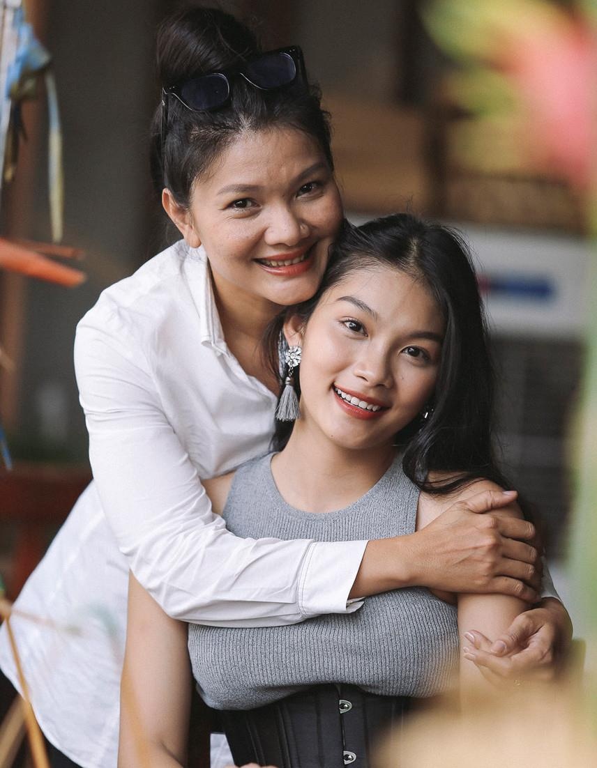 Co be 13 tuoi dong canh nong trong Vo ba anh 3