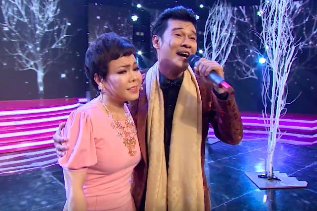 Tiet Cuong om Viet Huong tinh tu, hat Bolero o 'Ca si bi an' hinh anh