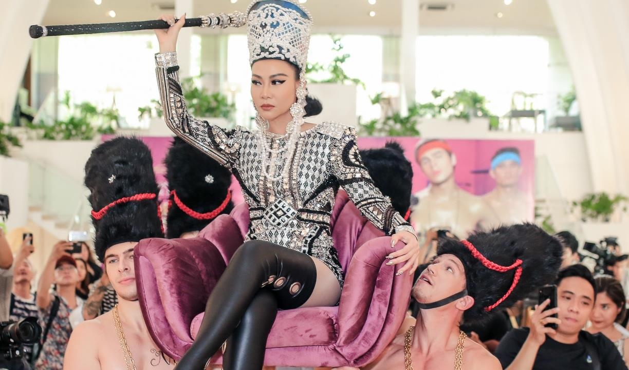 Thu Minh ngoi kieu, duoc khieng vao buoi cong chieu MV 'Toi la diva' hinh anh