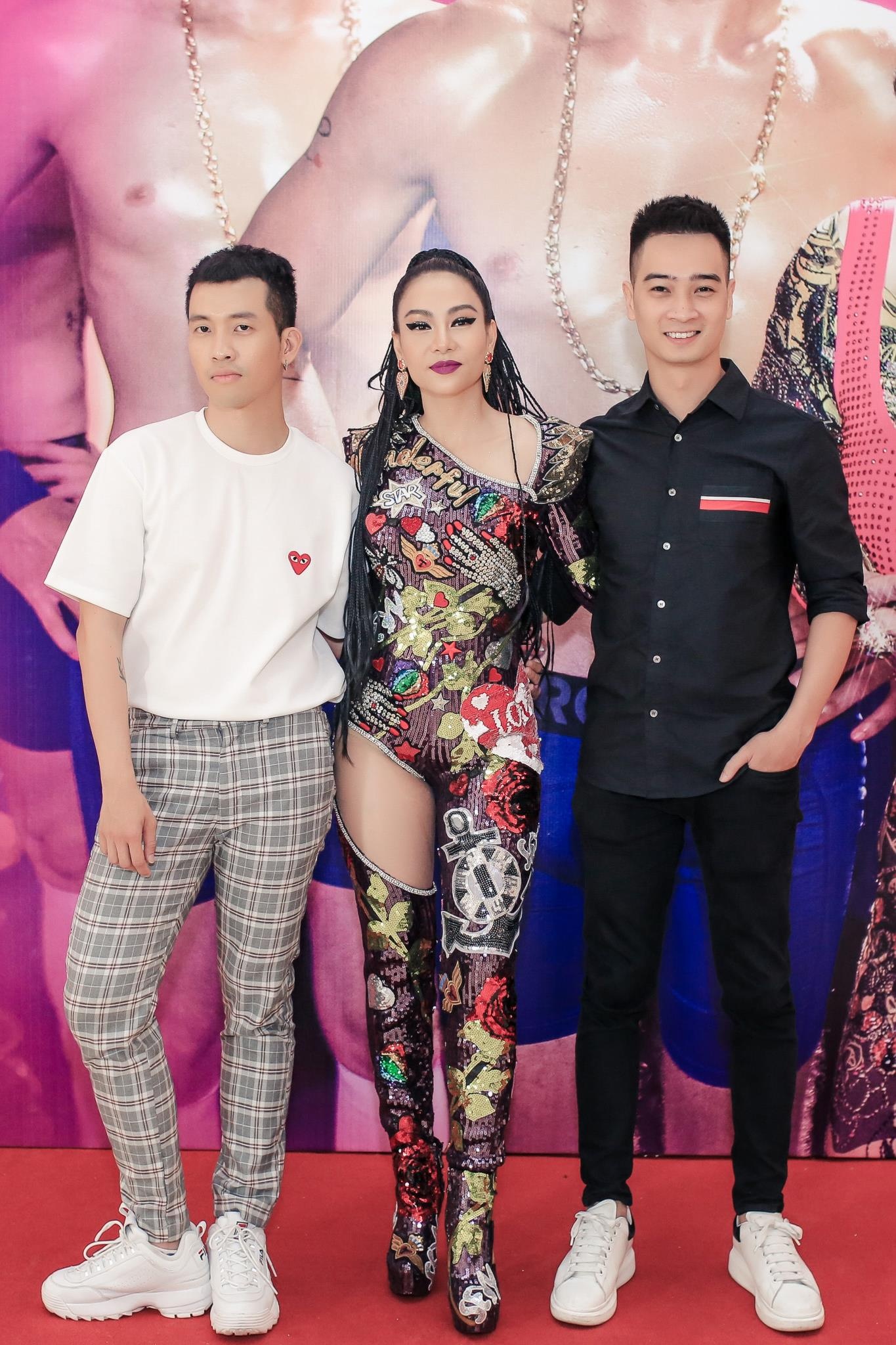 Thu Minh lam lo o hop bao anh 7