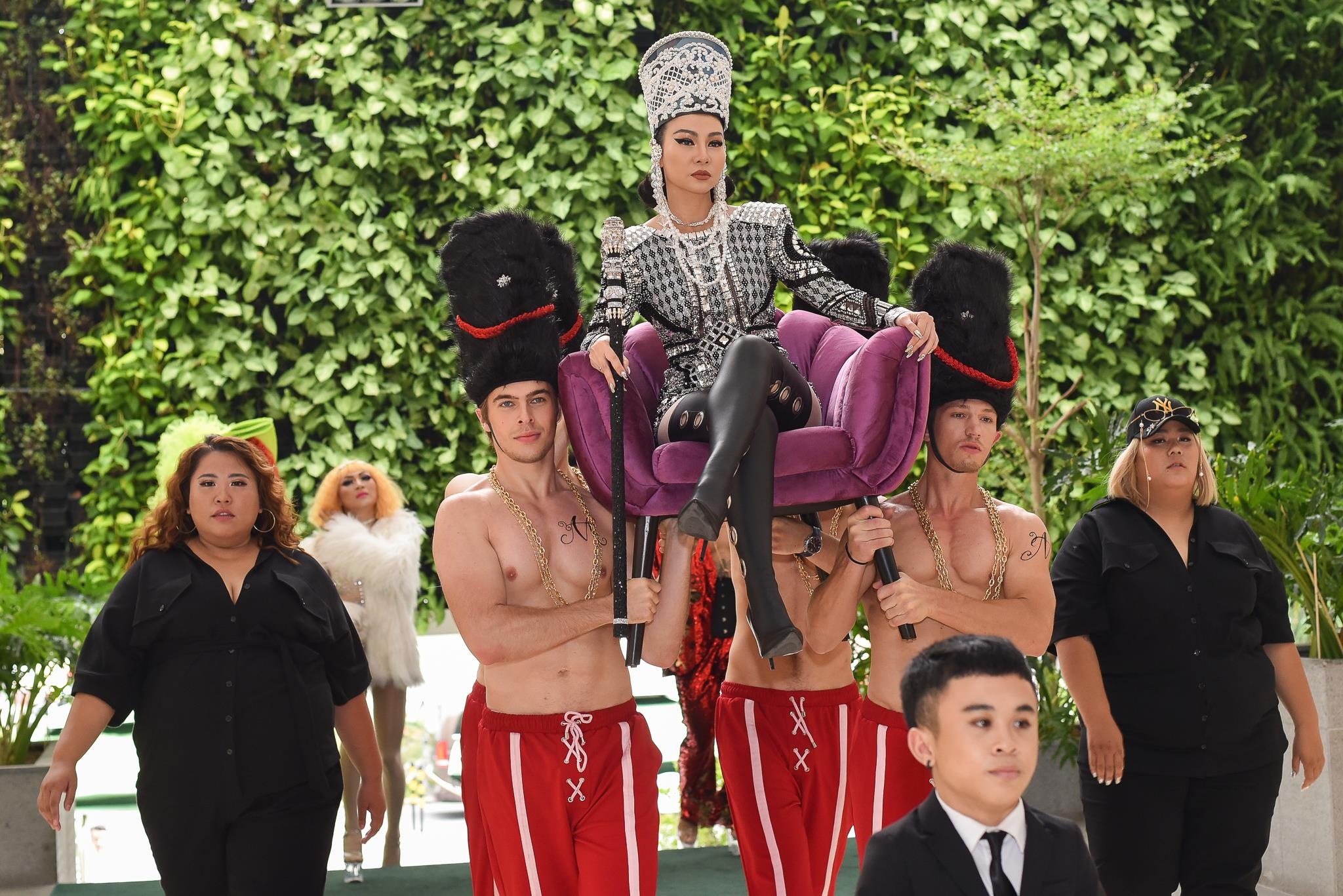 Thu Minh lam lo o hop bao anh 4