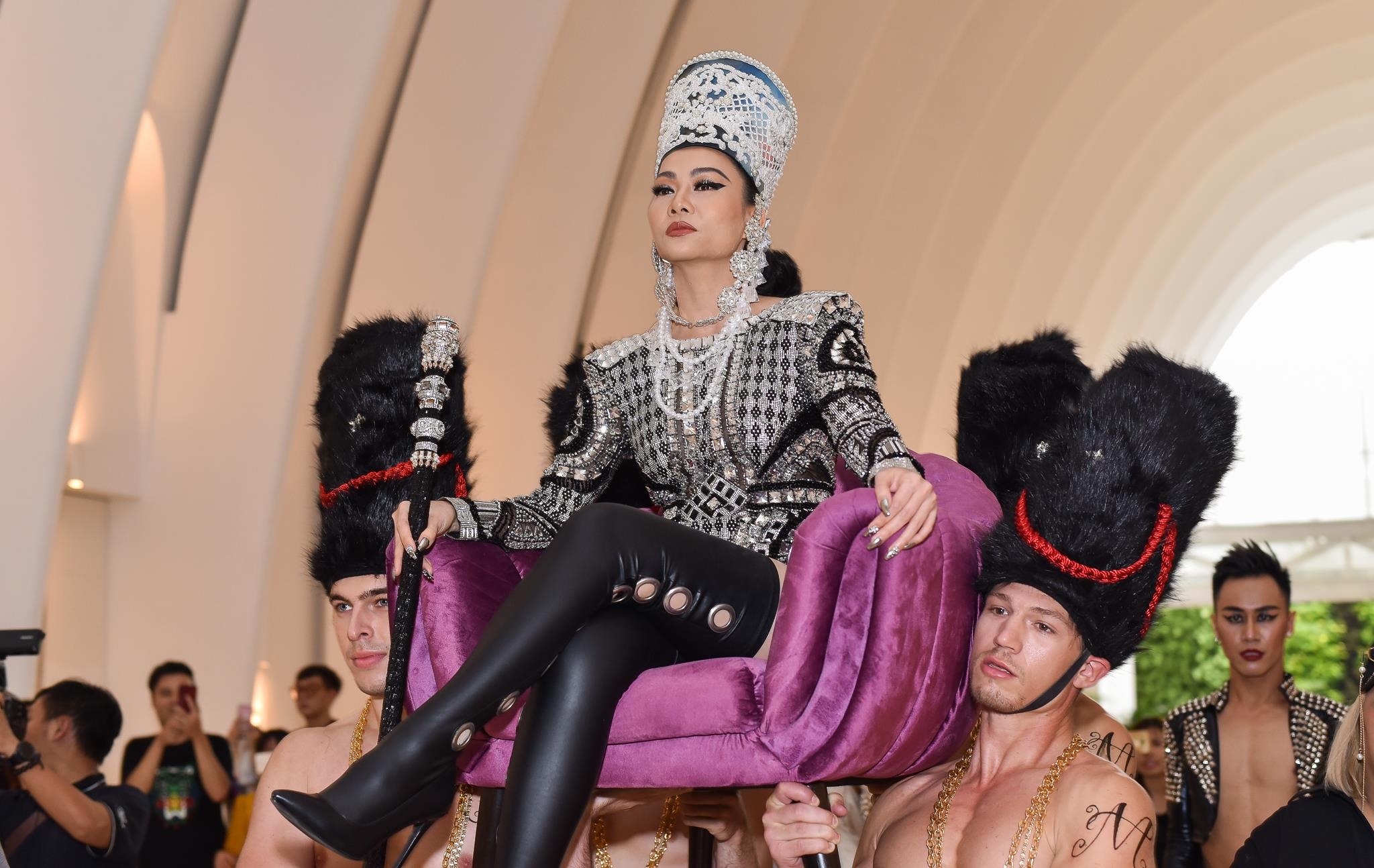 Thu Minh lam lo o hop bao anh 5