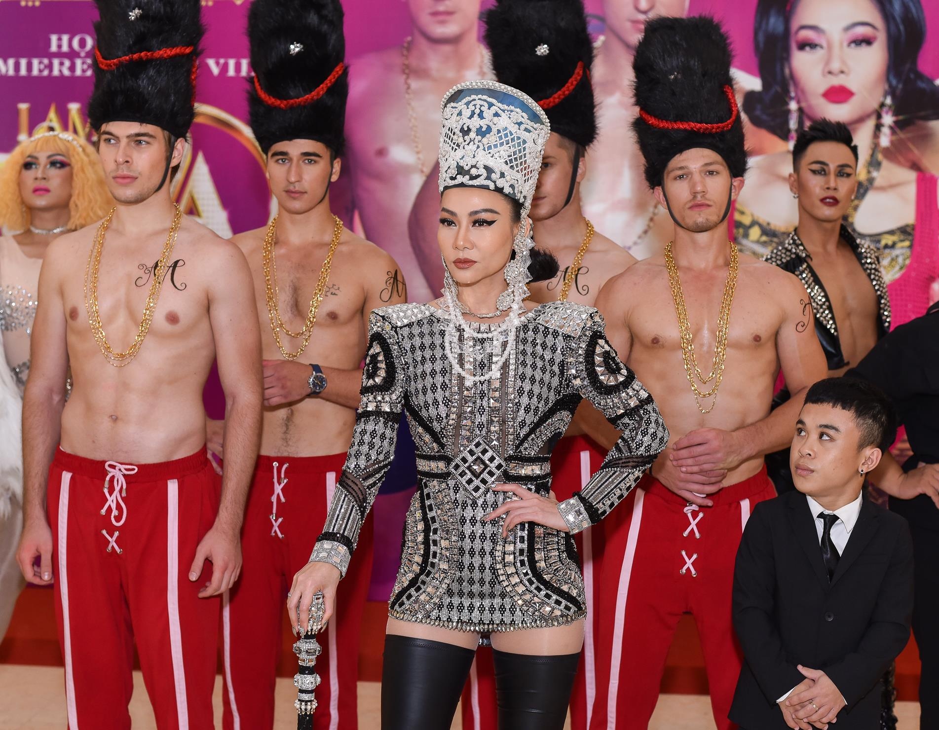 Thu Minh lam lo o hop bao anh 1