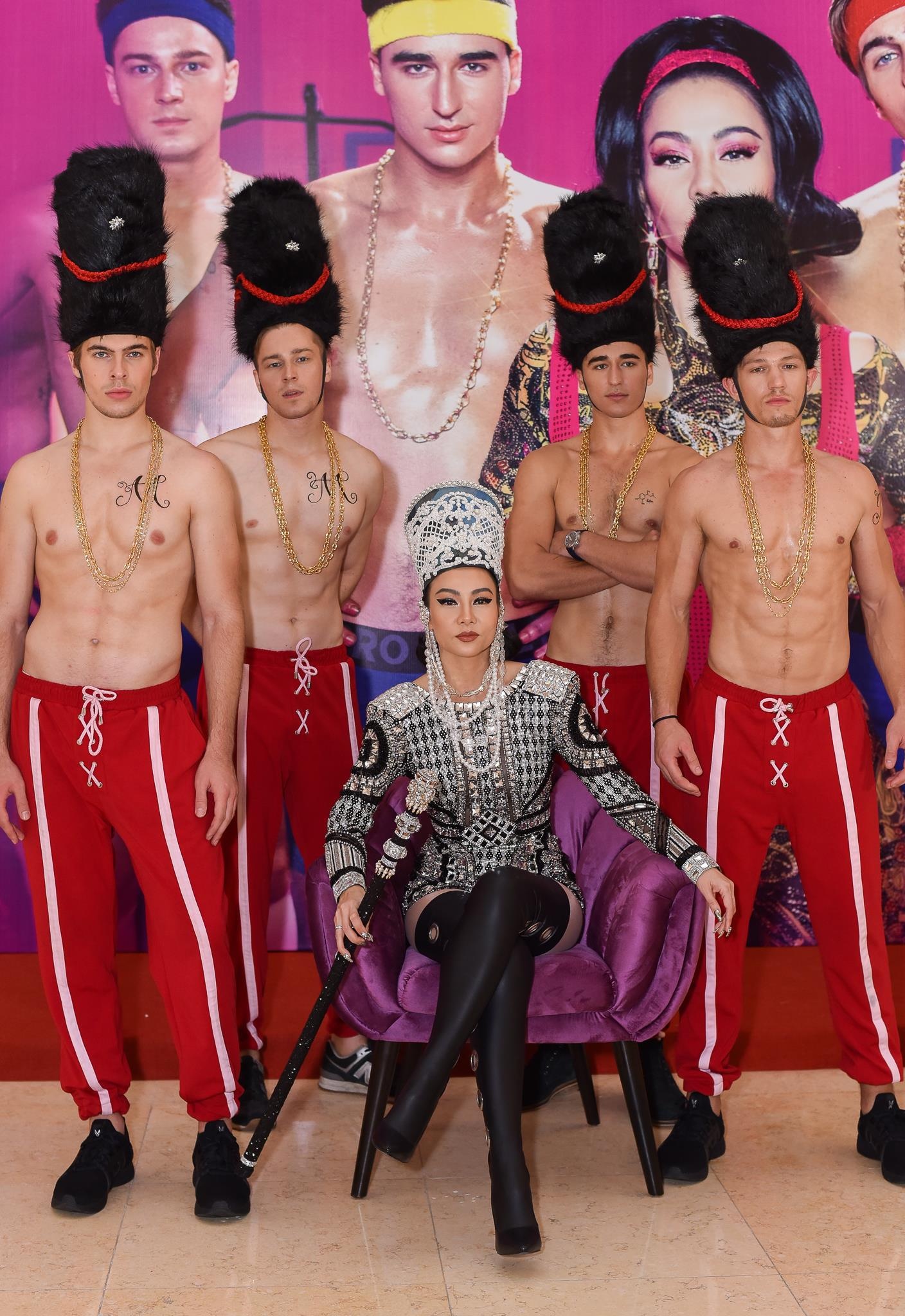 Thu Minh lam lo o hop bao anh 3