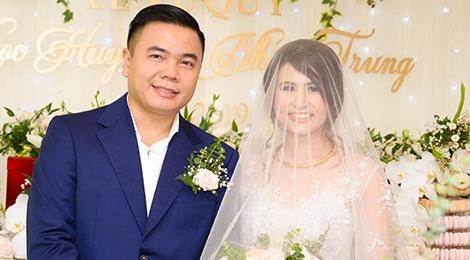 Le ruoc dau cua dao dien phim tram ty 'Cua lai vo bau' va vo tre hinh anh