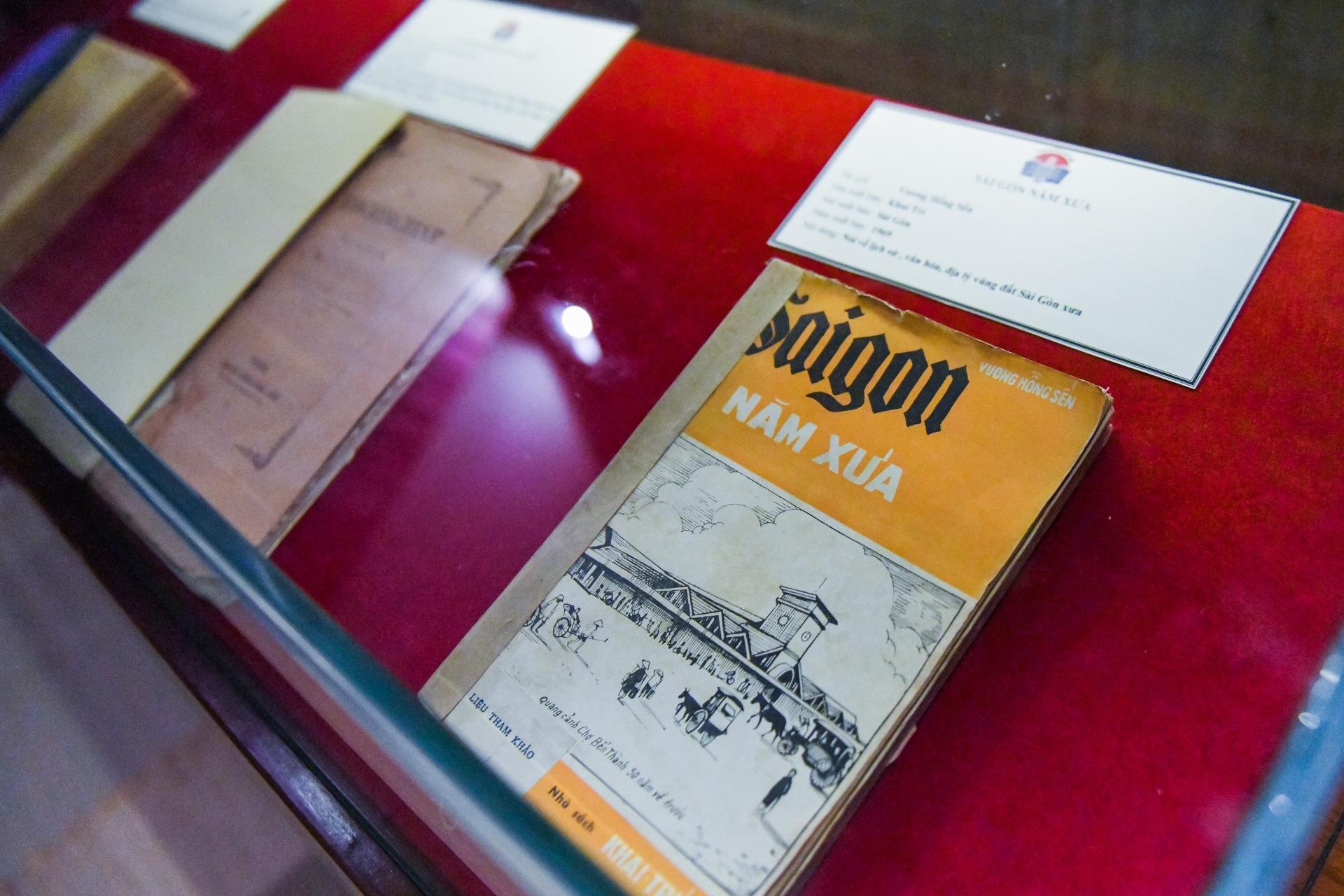 Trung bay sach quy hiem hang tram nam tuoi hinh anh