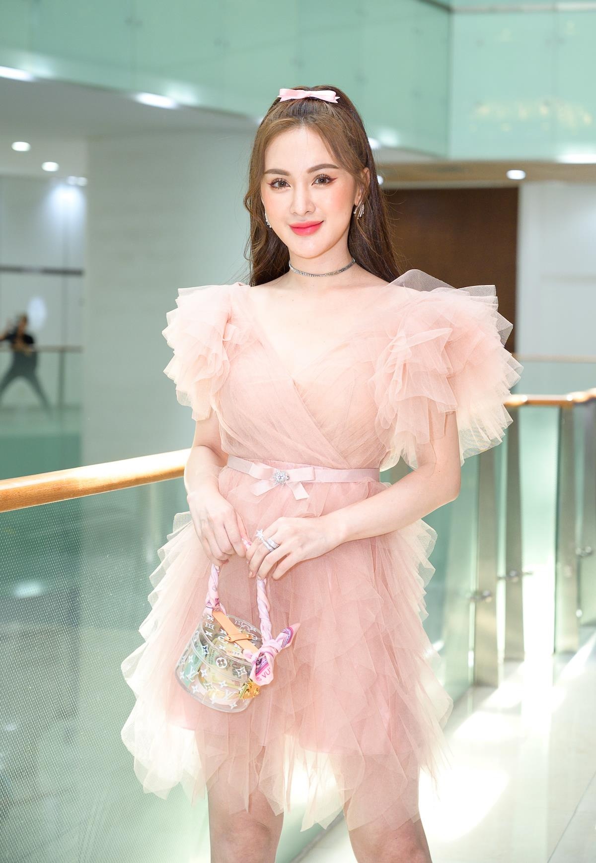 Thu Thuy xac nhan yeu ban trai kem tuoi anh 9