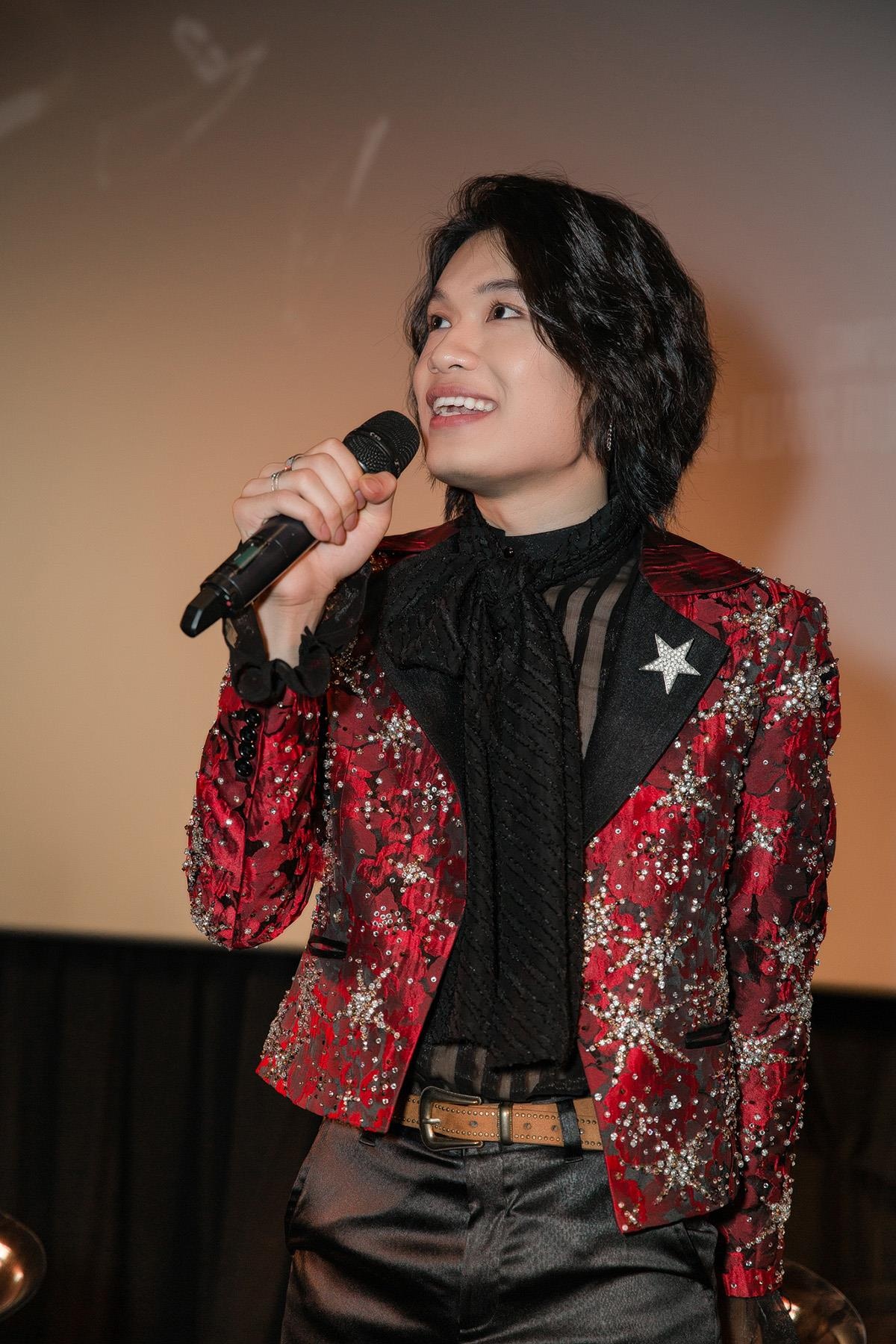 Quang Trung lan san ca hat anh 1