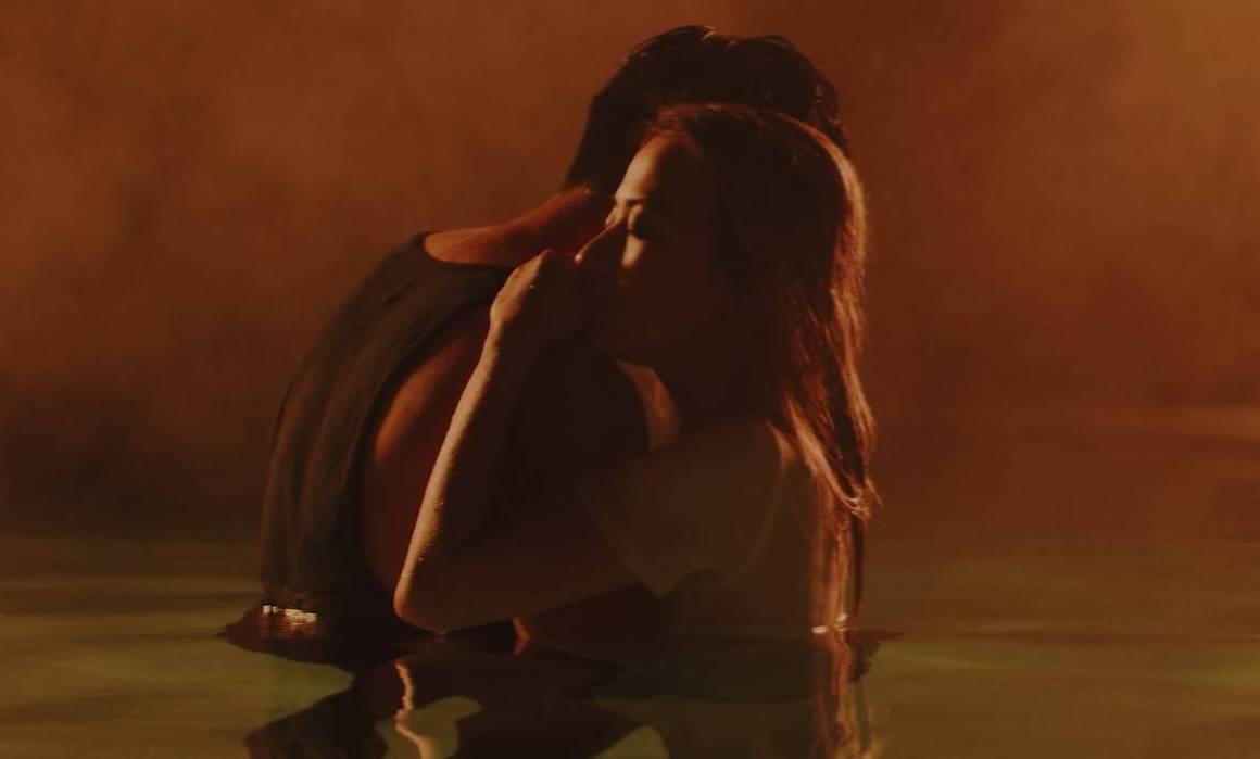 'Be' Xuan Nghi dong canh tinh cam voi nguoi yeu Viet kieu trong MV moi hinh anh