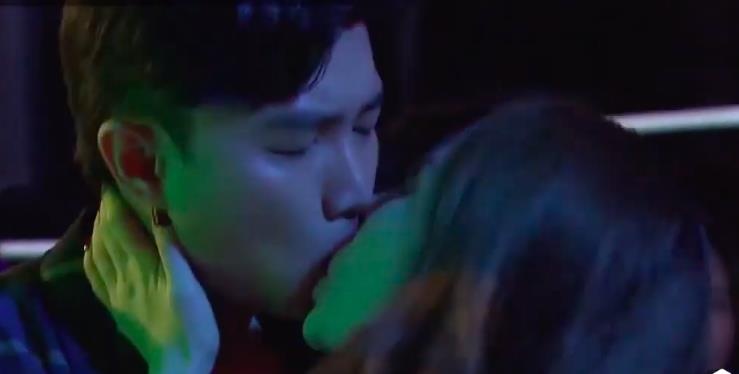 Quốc Trường hôn Quỳnh Nga ảnh 2 Quoc Truong hon Quynh Nga anh 2