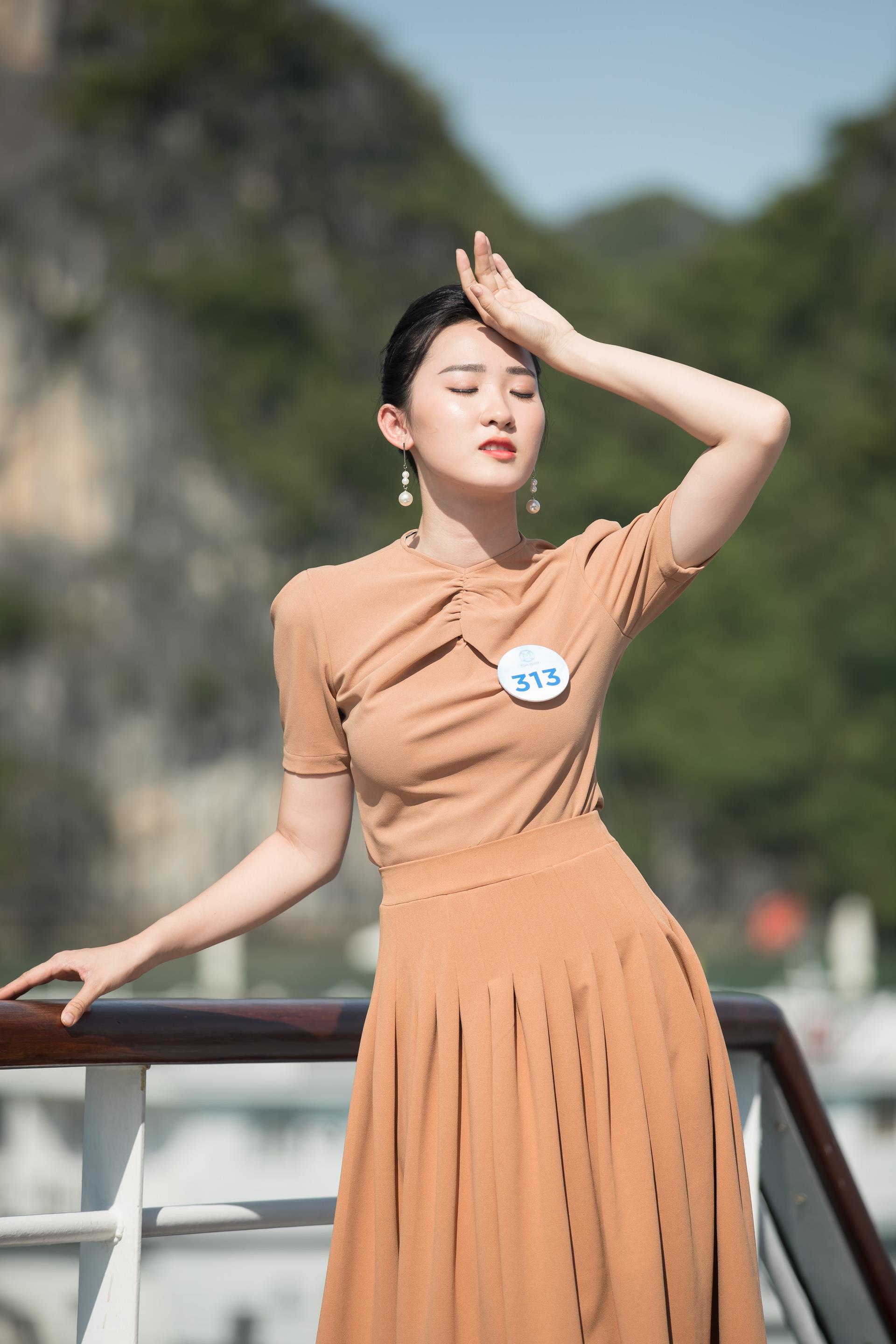 Hoa hau The gioi Viet Nam tha dang tren du thuyen anh 7