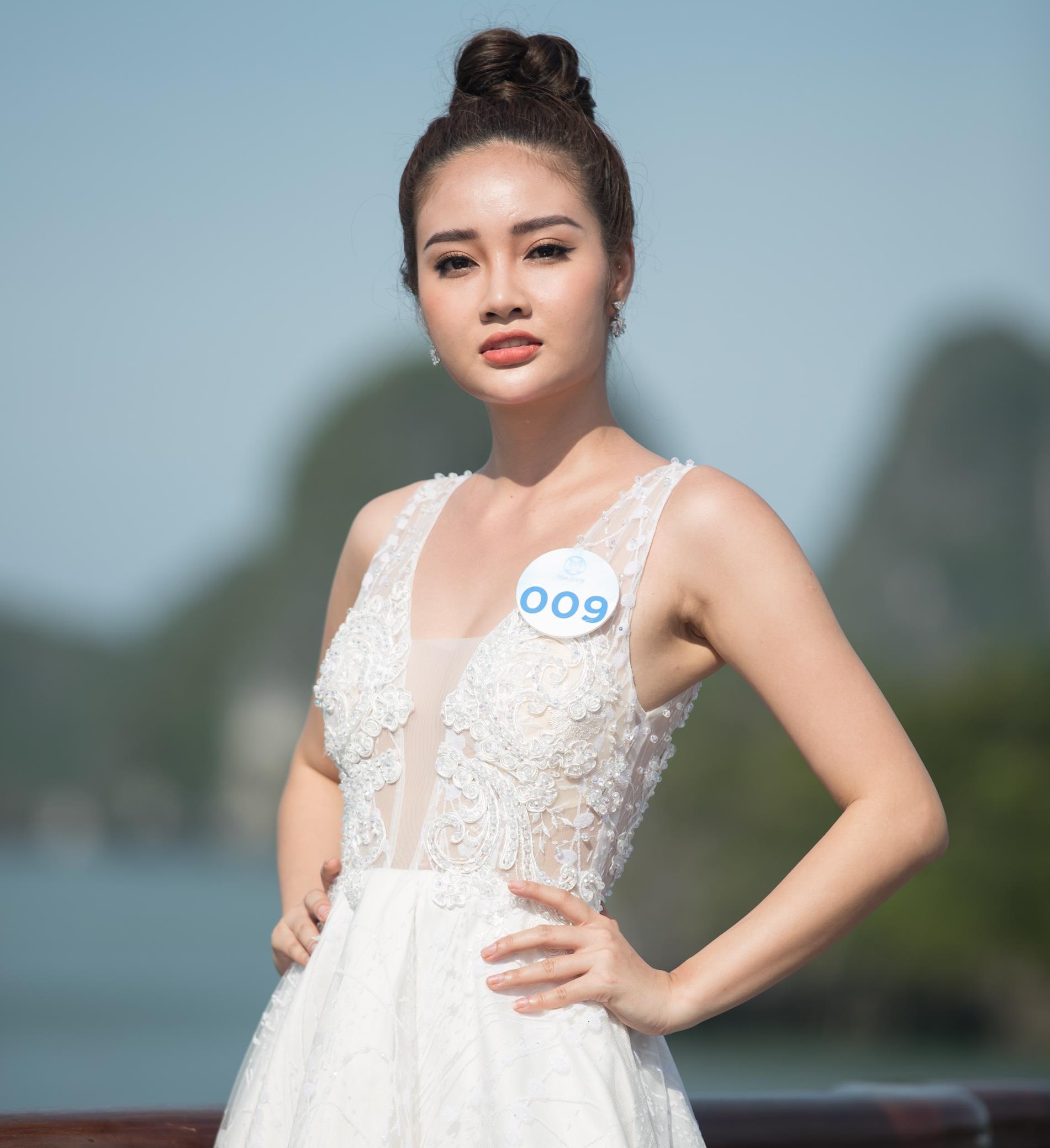 Hoa hau The gioi Viet Nam tha dang tren du thuyen anh 8