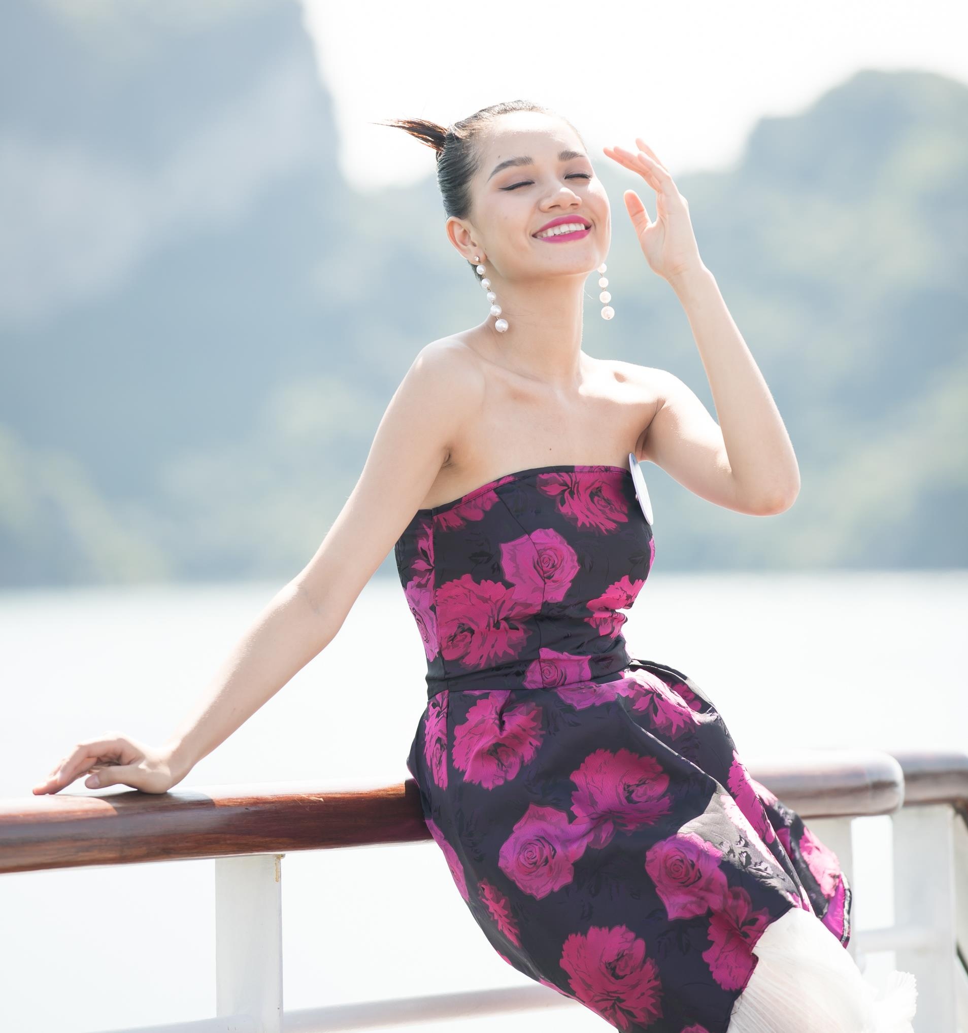 Hoa hau The gioi Viet Nam tha dang tren du thuyen anh 5