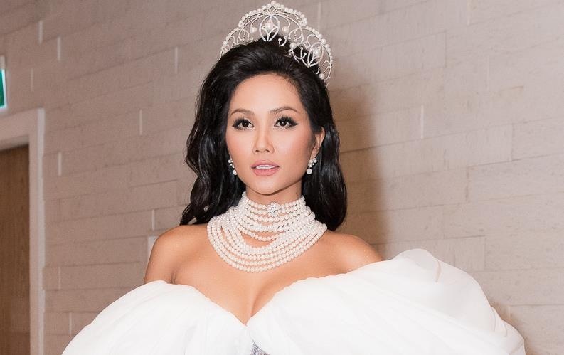 H'Hen Nie va dan hoa hau, a hau khoe voc dang tai su kien nhan sac hinh anh