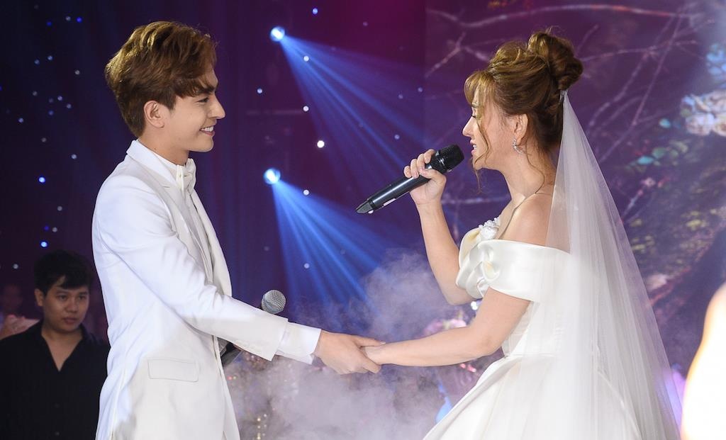 Thu Thuy va chong kem tuoi song ca 'Cuoi nhau di' trong hon le hinh anh