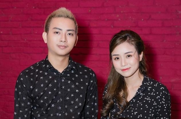 Hoai Lam va ban gai mac ao doi khi xuat hien hinh anh