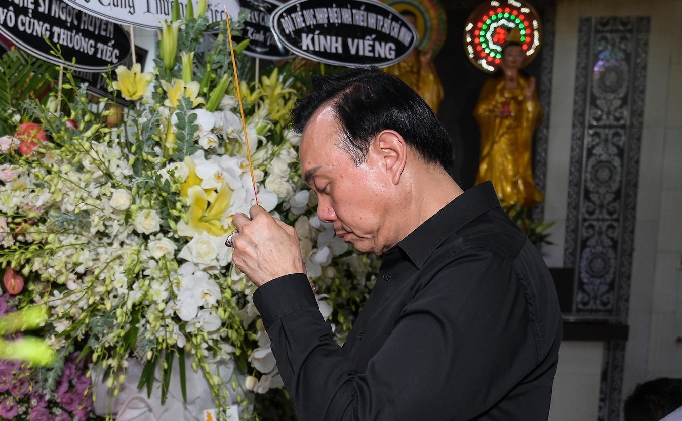 Chi Tai, Kieu Oanh va nhieu nghe si den vieng bien dao Huu Tri hinh anh