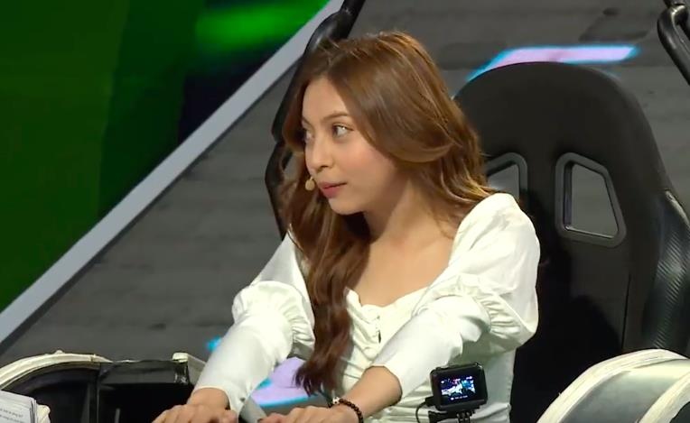 Ban gai Quang Hai, nguoi yeu tin don Van Duc bi che kem thong minh hinh anh