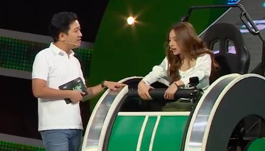 Ban gai Quang Hai cuoi guong khi bi Truong Giang gang hoi chuyen yeu hinh anh