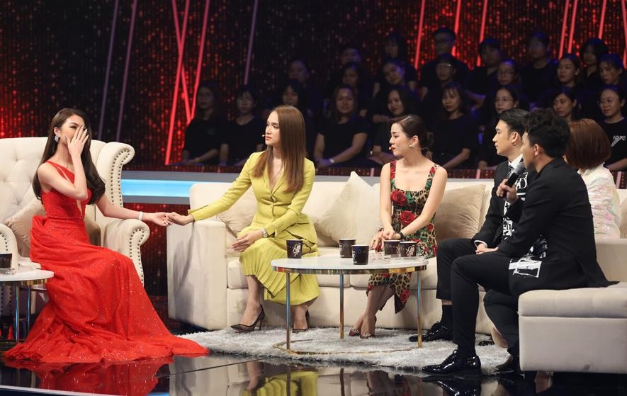 Hoa hau Tuong Linh yeu dan ong co vo anh 2