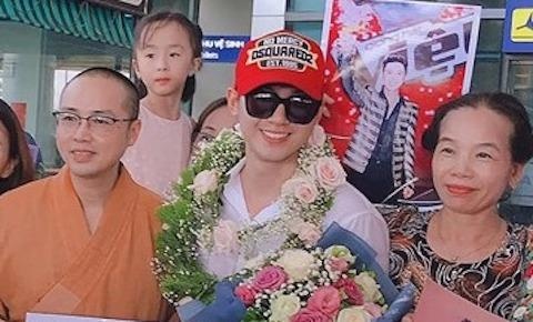 Quan quan Giong hat Viet 2019 duoc nguoi than chao don khi ve que hinh anh