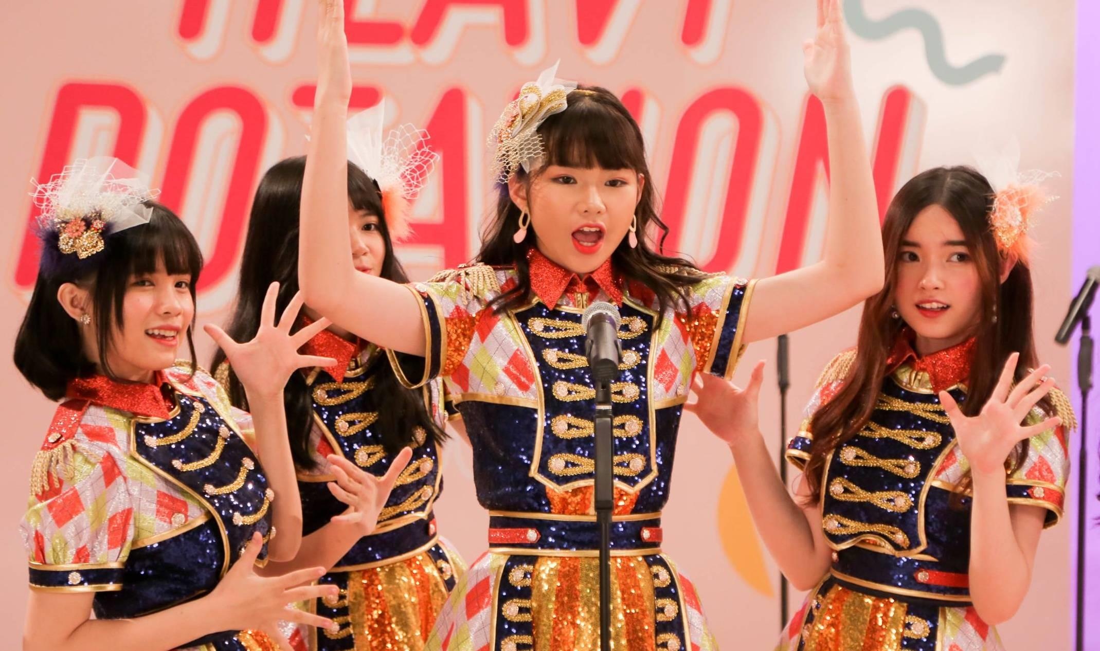 Dan gai xinh cua nhom nhac dong nhat Viet Nam hat nhay trong MV hinh anh