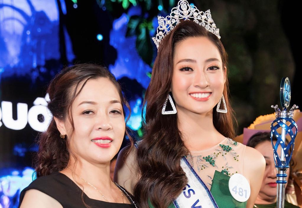 Hoa hau Luong Thuy Linh - 12 nam hoc gioi, cha me vien chuc hinh anh