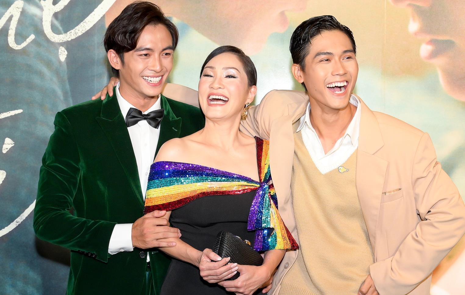 Hong Dao vui ve hoi ngo dong nghiep sau khi ly hon Quang Minh hinh anh