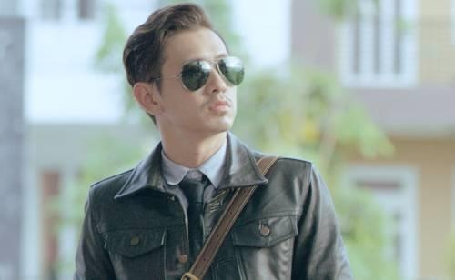 Do An lam thay giao phong tran, chay xe moto di day hoc hinh anh