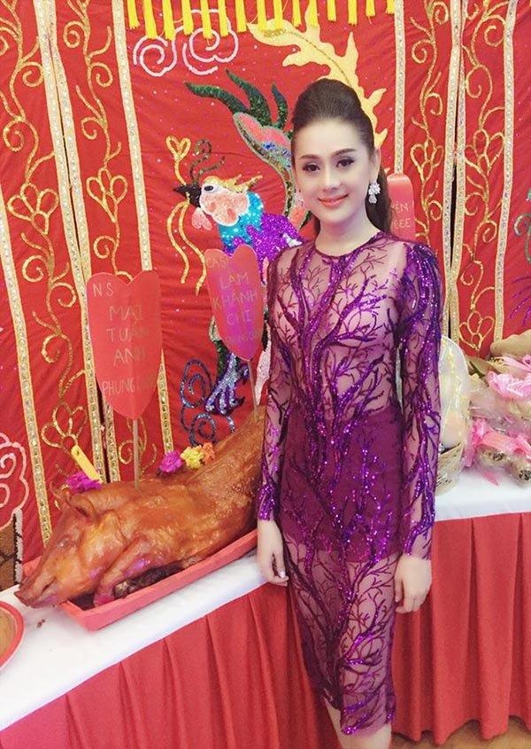 sao Viet mac phan cam khi di cung To anh 5