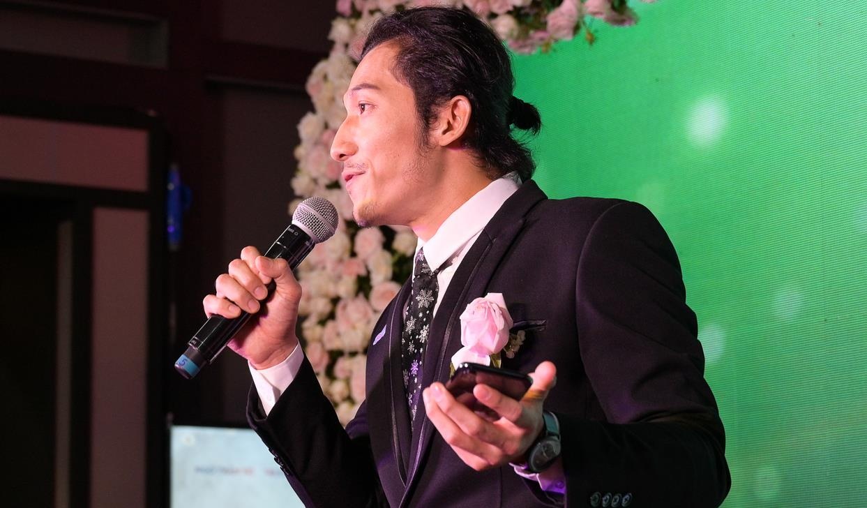 Lien Binh Phat the hien giong hat voi 'Mai mai ben em' hinh anh