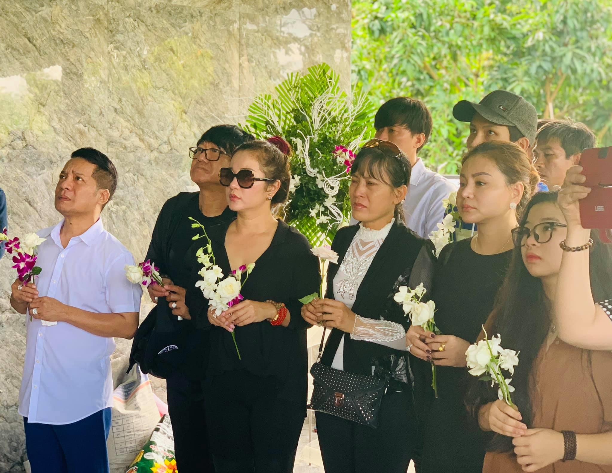 Hoài linh viếng Thành Giao ảnh 4 Hoai linh vieng Thanh Giao anh 4