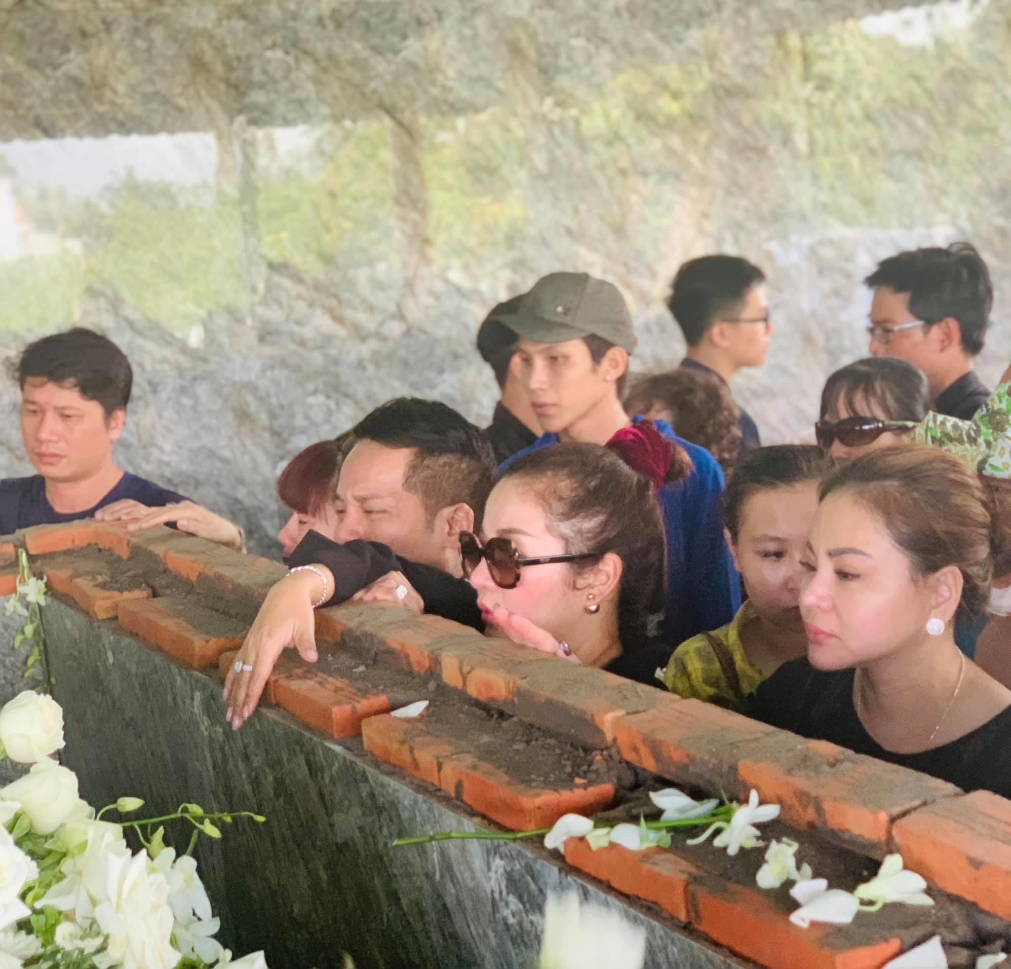 Hoài linh viếng Thành Giao ảnh 2 Hoai linh vieng Thanh Giao anh 2