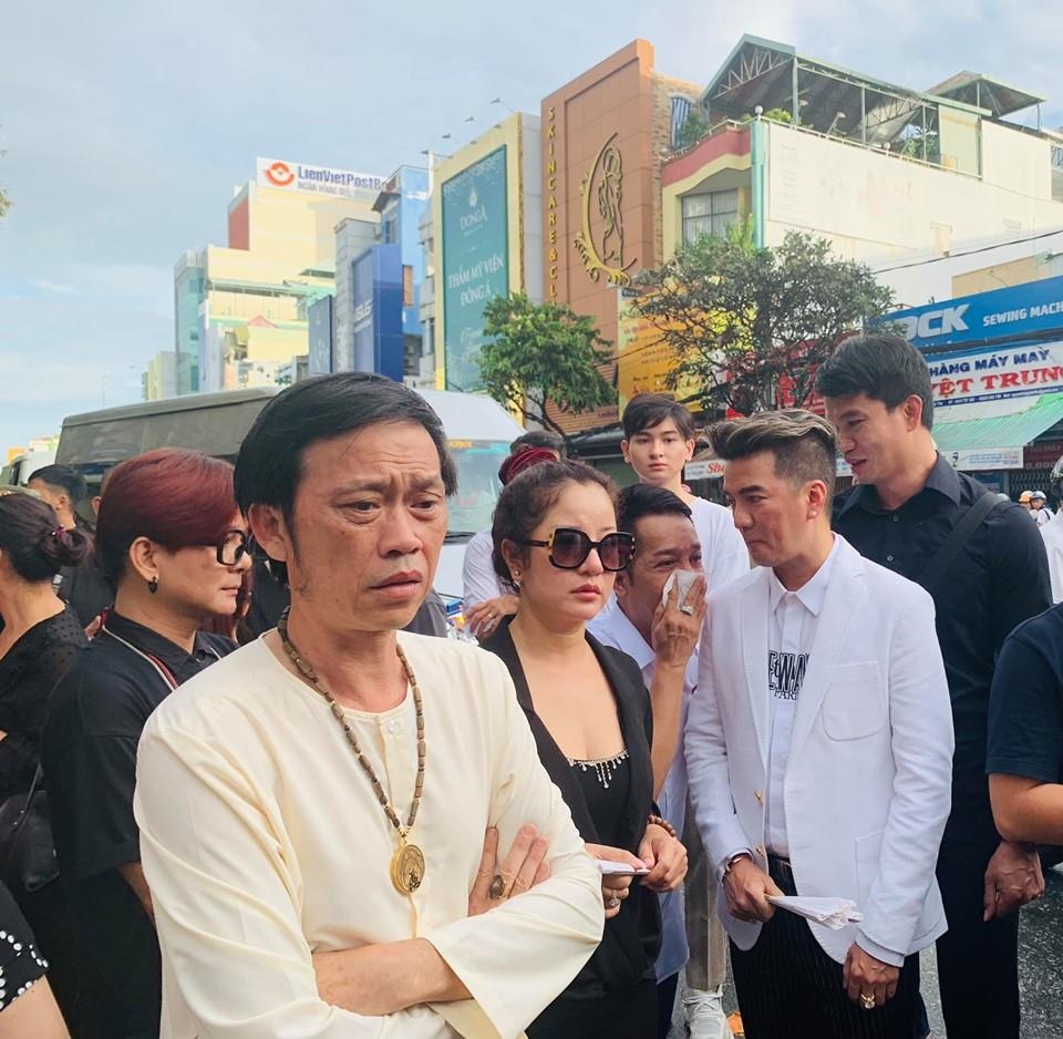 Hoài linh viếng Thành Giao ảnh 3 Hoai linh vieng Thanh Giao anh 3