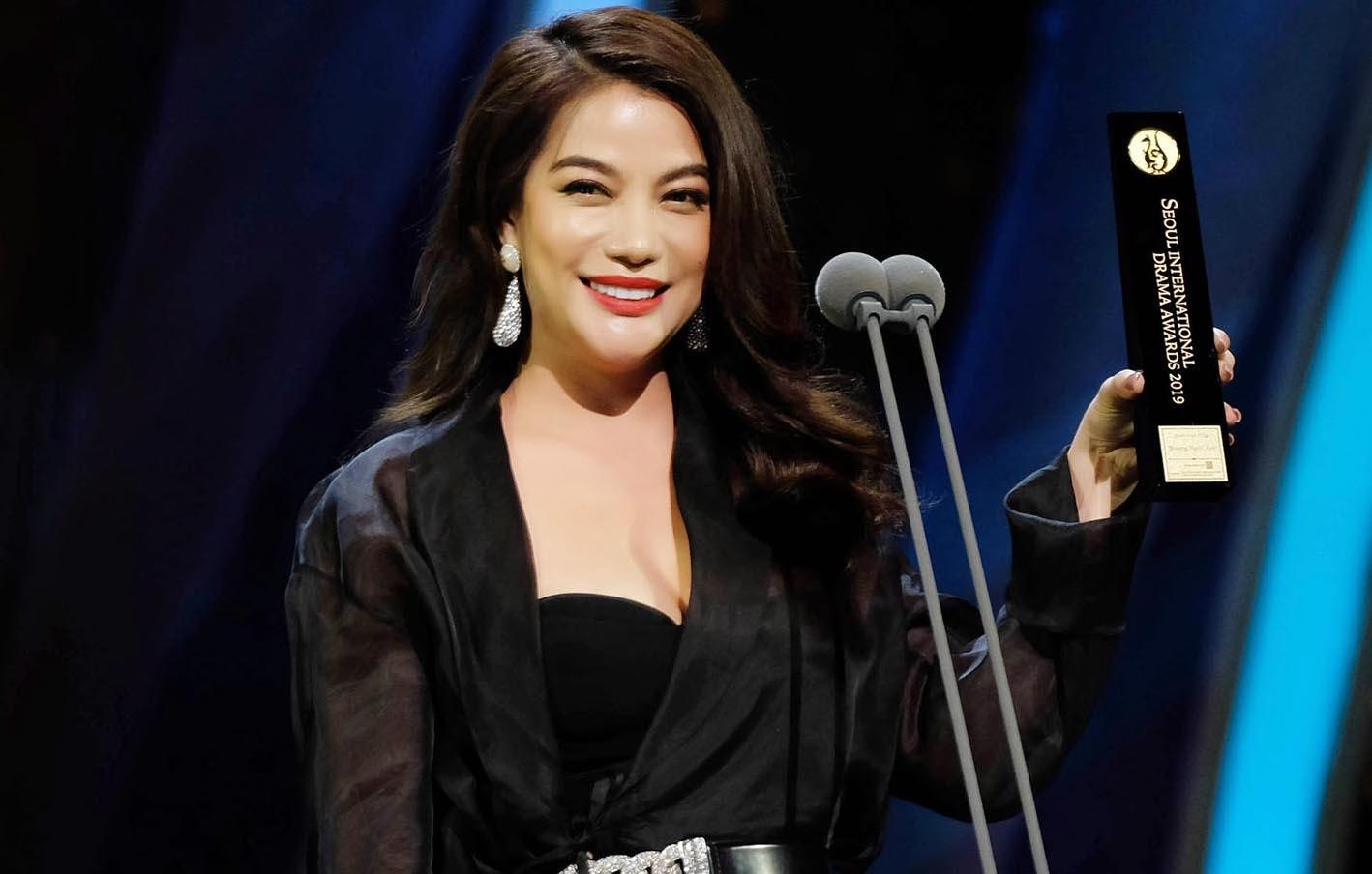 Truong Ngoc Anh nhan giai Ngoi sao chau A tai Han Quoc hinh anh