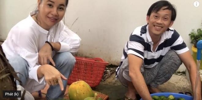 Hoài Linh chăm cây, bắt sâu ảnh 3 Hoai Linh cham cay, bat sau anh 3