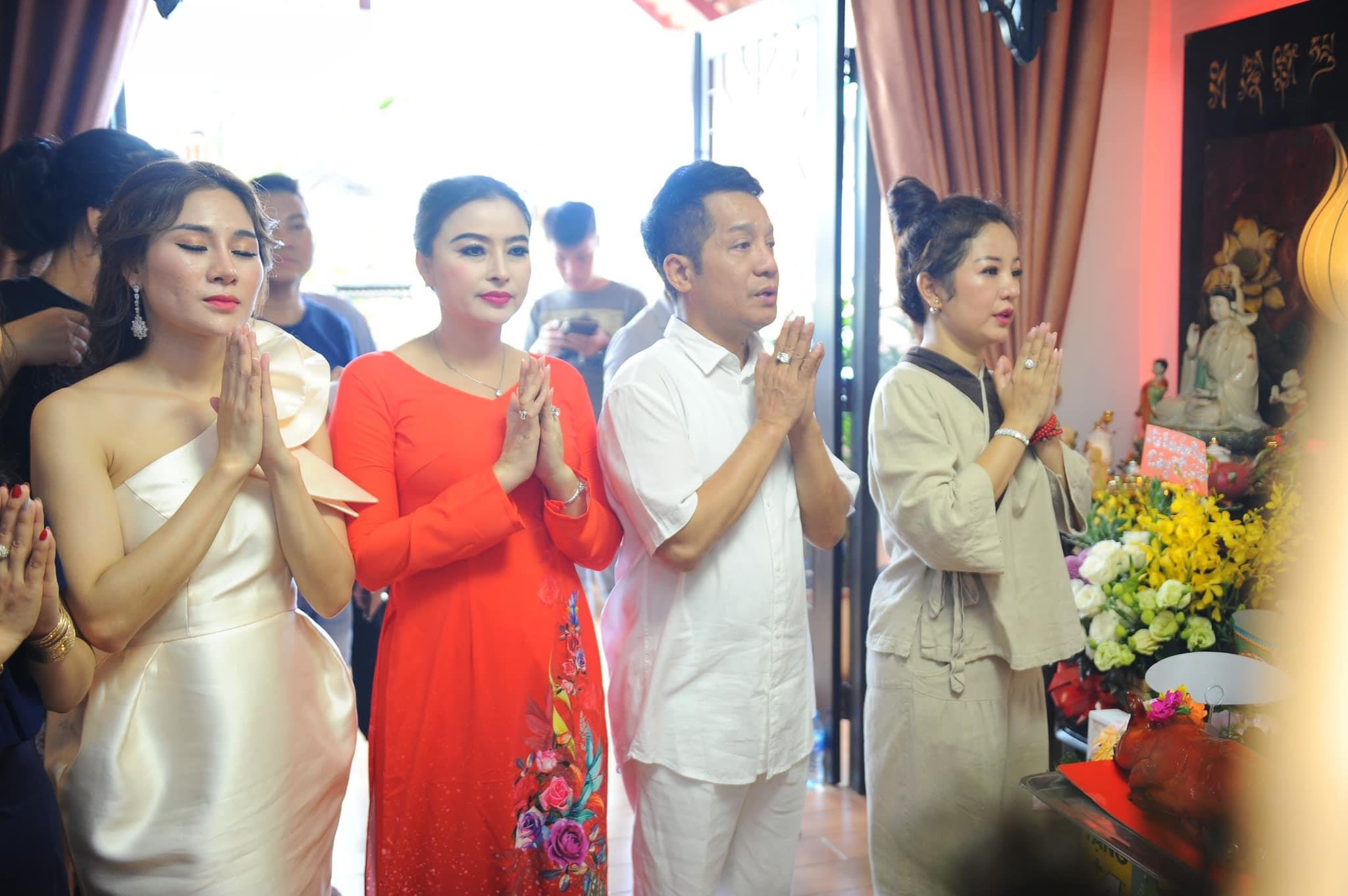 Thúy Nga làm lễ giỗ Tổ ảnh 1 Thuy Nga lam le gio To anh 1