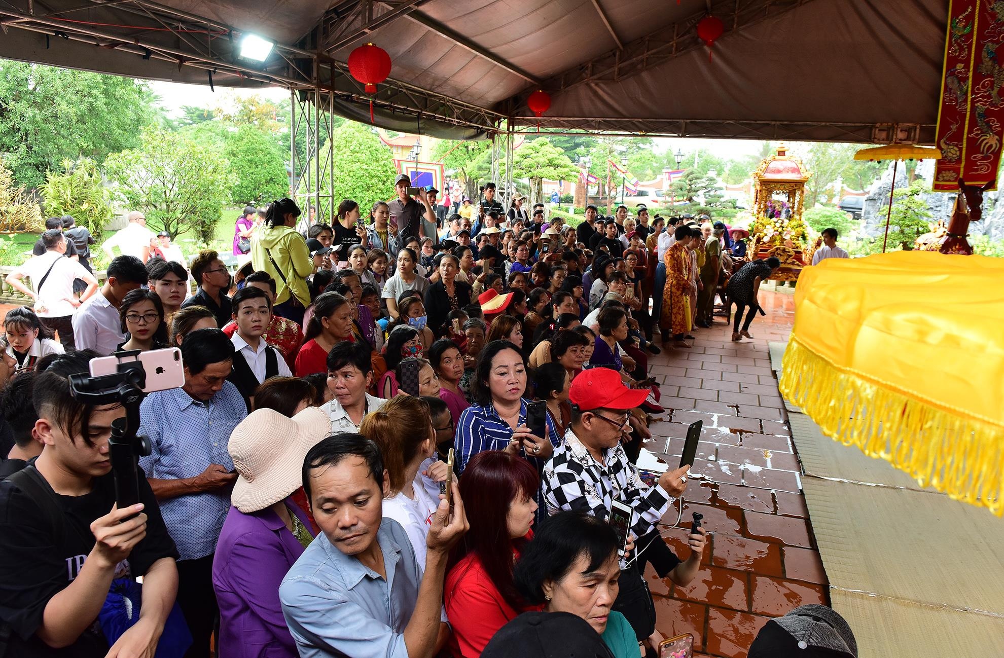 Hoai Linh lam le gio To anh 12