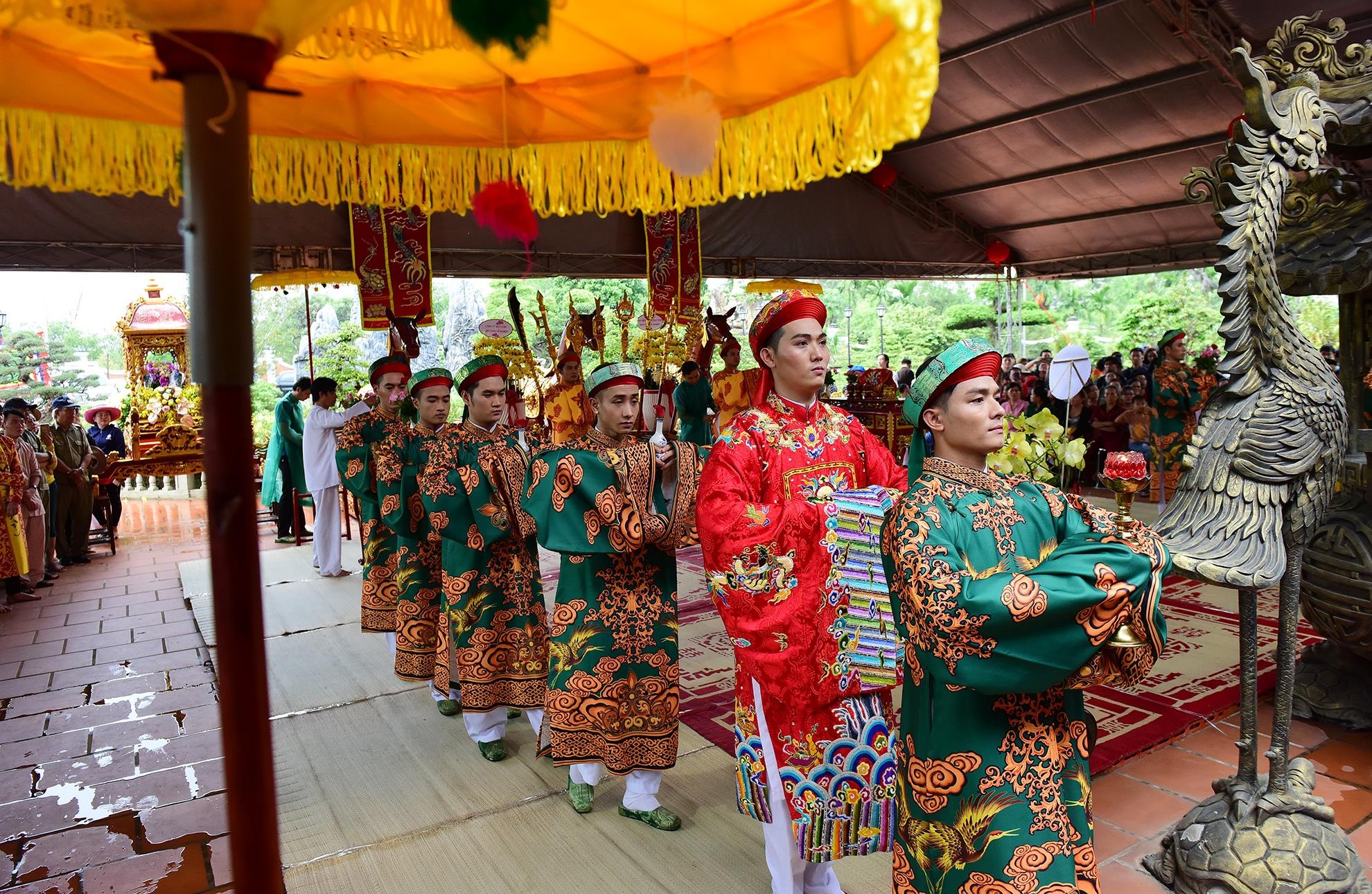 Hoai Linh lam le gio To anh 4