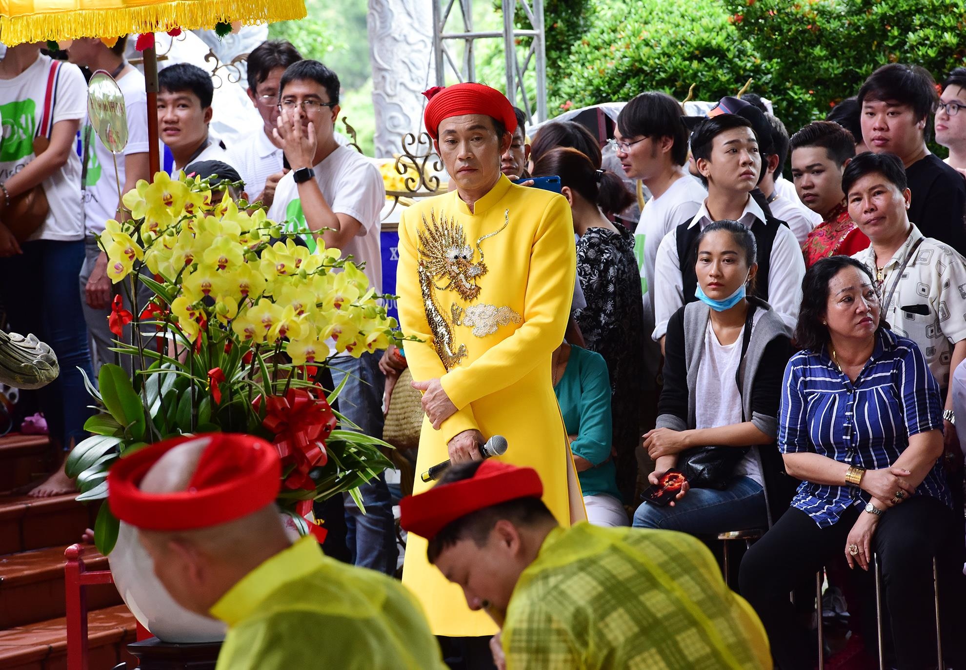 Hoai Linh lam le gio To anh 2